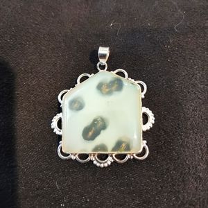 Beautiful clear / white pendant.